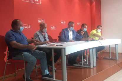 Los responsables del PSOE en la zona comparecieron ayer en León. MC