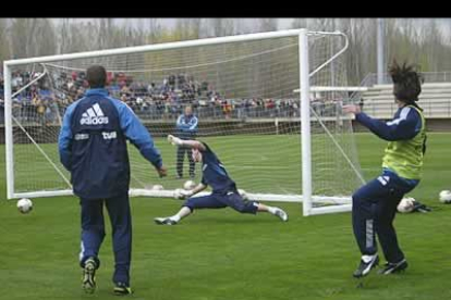 Iker Casillas es derribado por uno de sus compañeros durante una de las sesiones previas al partido.