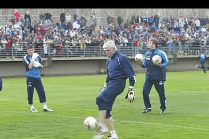 Cañizares haciendo uso del balón.