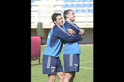 Los jugadores, en la imagen los dos Raules de la selección, se lo pasaron en grande con algunos de los ejercicios de los entrenamientos.