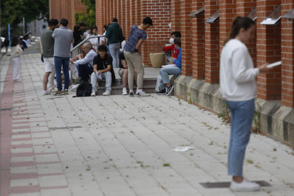 Estudiantes en el campus de la Universidad de León. FERNANDO OTERO
