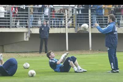 Casillas, realizando trabajos personalizados con el balón.