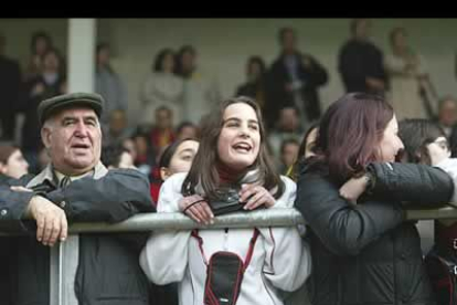 La emoción del público era palpable durante los entrenamientos que congregaron a centenares de curiosos y seguidores del futbol nacional.