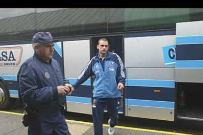 El jugador del Madrid Raul Bravo, en su llegada a los entrenamientos.