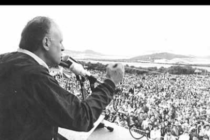 La primera aparición pública del PNV en el postfranquismo ocurrió en 1976, en un mitin celebrado en el frontón Anoeta de San Sebastián. Al año siguiente se celebraba el primer congreso tras la guerra civil.