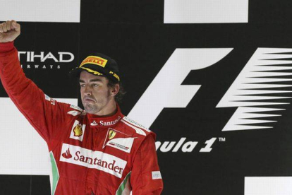 Fernando Alonso celebra su podio en Abu Dabi.