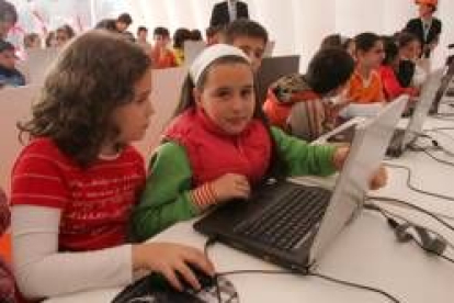 Escolares en un curso de informática de la Junta, en una foto de archivo