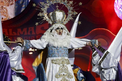 La 'drag' Sethlas, en pleno 'show' titulado 'Mi cielo, yo no hago milagros.  Que sea lo que Dios quiera', con el que ganó el polémico concurso del Carnaval de la Eterna Primavera en Las Palmas de Gran Canaria.