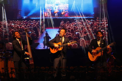 El grupo leonés Café Quijano puso la nota musical en la multitudinaria gala gastronómica. L. DE LA MATA