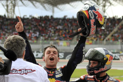 Cortese celebra eufórico su título de campeón en Moto3.