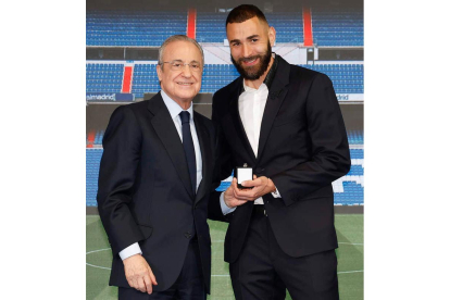 Florentino Pérez junto a Benzema, en la despedida del francés. R. M.