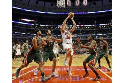 El jugador de los Bulls Pau Gasol se dirige a la canasta durante un partido de la NBA  entre Bulls y Bucks en el United Center de Chicago.