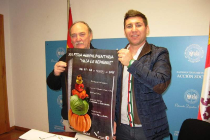 José Manuel Otero y César Ferrero, ayer con el cartel.