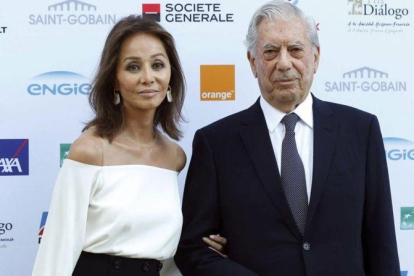 Vargas Llosa y Preysler posan a su llegada a la entrega del XIII Prix Dialogo a la Amistad Hispano-Francesa otorgado al escritor y a la novelista y dramaturga francesa Yasmina Reza.
