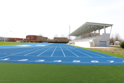Las nuevas pistas de atletismo de la Universidad. DL