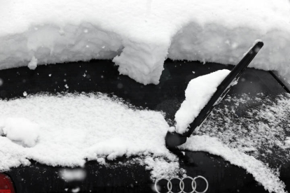 Espesor de nieve sobre el techo de un vehículo de la localidad de Espinal. JESÚS DIGES
