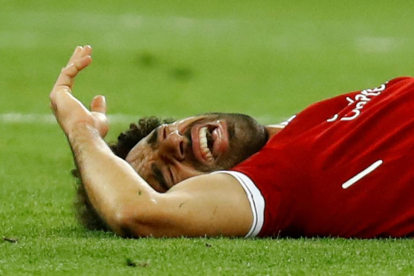 Salah, tras caer lesionado después de una entrada de Ramos.
