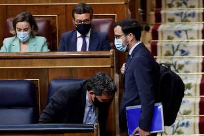 El ministro Alberto Garzón pasa por delante de Pablo Casado en el Congreso. CHEMA MOYA