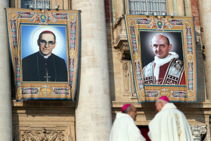 Carteles con las imágenes de Pablo VI y el arzobispo Romero, hoy en El Vaticano.