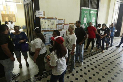 Gente esperando para votar en las elecciones generales en Ciudad de Panamá.