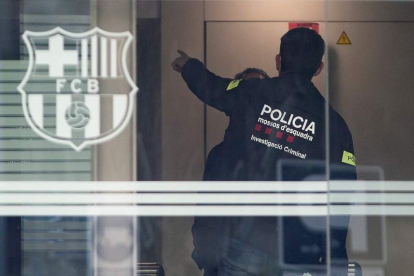 Los Mossos d’Esquadra en el momento del registro en las oficinas del FC Barcelona. QUIQUE GARCÍA