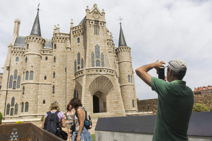 Turistas a la entrada del Palacio de Gaudí de Astorga. FERNANDO OTERO
