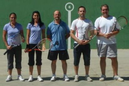 Villadangos femenino y  Villaquilambre masculino de frontenis antes de su enfrentamiento.