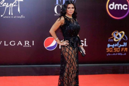 La actriz egipcia Rania Yussef posa en la alfombra roja del Festival de Cine de El Cairo.