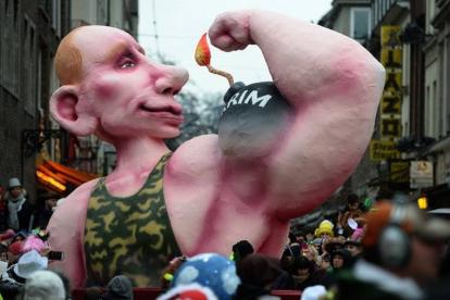 Una carroza gigante con Putin como protagonista, en un desfile de carnaval en Alemania.