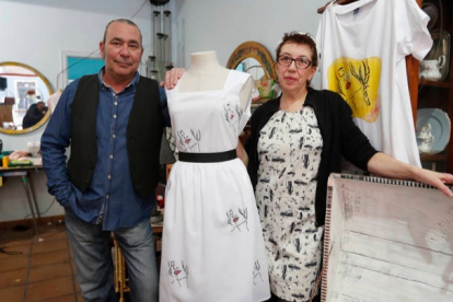 Nacho Aller, con María Teresa Morán Encinas, con uno de los vestidos de la colección 'Razones para vivir'. JESÚS F. SALVADORES