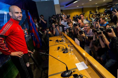 Pep Guardiola, rodeado de periodistas, antes de comenzar la rueda de prensa previa a la semifinal europea en el Camp Nou.