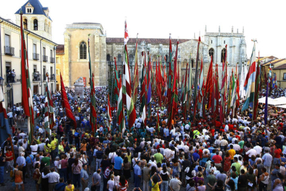 143 pendones en la Plaza de San Isidoro con motivo de la celebración del 1.100 aniversario del Reino de León, en 2010, que batieron el récord mundial. RAMIRO