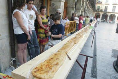 El público frente a la que se convertiría en la empanada más grande del mundo, en 2004. RAMIRO