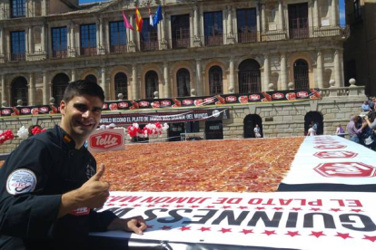 El cortador berciano Roberto González Santalla participó en el récord Guinness que se desarrolló en Toledo en 2016. DL