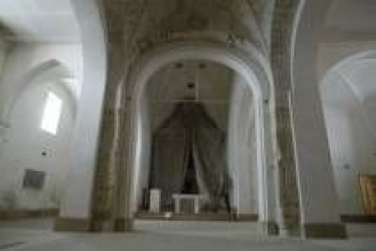 Parte de la bóveda gallonada mozárabe de la iglesia de Palat del Rey, con el retablo tapado al fondo