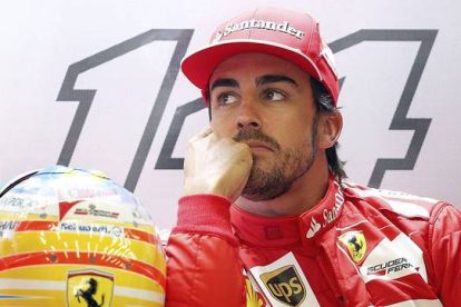 Fernando Alonso, en el box de Ferrari, en el circuito de Spa.