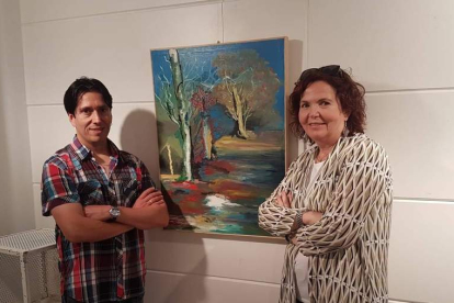 Exposición de pintura con su autora, Lina Fita, y el concejal de Cultura, Omar Sabaria. MEDINA