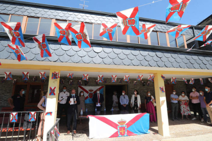 Vigésimo aniversario del izado de la bandera del Bierzo en Peranzanes, el pasado julio. L. DE LA MATA