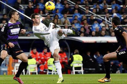 Bale chuta ante dos jugadores del Valladolid.