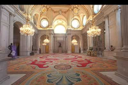 Salón de Columnas, el mayor del Palacio Real. Decorado con tapices del siglo XVII, bustos romanos y esculturas del antiguo Alcázar.