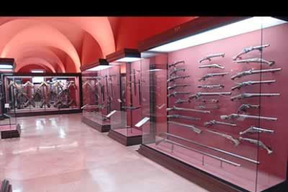 Sala de la Armería de Madrid, en la que se exhiben la producción armera española del siglo XVII, así como trofeos, regalos diplomáticos e incorporaciones recientes a la colección.