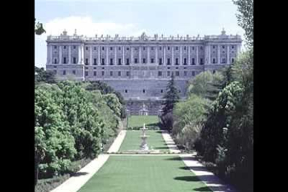 Los jardines del Palacio, conocidos como Campo del Moro, tienen su origen en época de Felipe II, aunque su aspecto actual data de 1890.