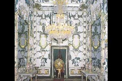 La Sala de Porcelana es uno de las herencias del reinada de Carlos III, y es obra de la Real Fábrica del Buen Retiro.