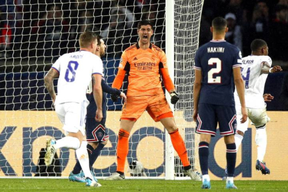 Courtois fue sin duda el héroe del Madrid y detuvo un penalti a Messi que provocó Mbappé. YOAN VALAT