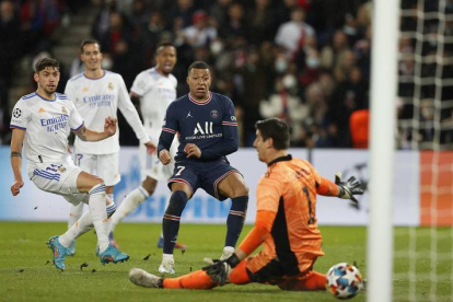 Mbappé rompió por completo a la defensa del Real Madrid con numerosas ocasiones hasta que marcó su gol en el minuto 94 de partido. IAN LANGSDON