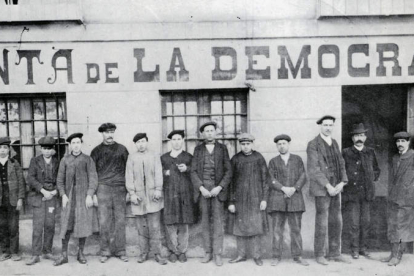 Imagen de los primeros trabajadores del periódico ‘La Democracia’. GRACIA