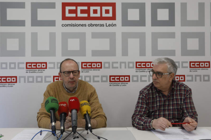 Ignacio Fernández y Juan Loreto Andrés, ayer en la presentación del informe. FERNANDO OTERO