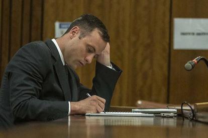 Oscar Pistorius toma notas durante la tercera jornada de la vista para imponer una pena al deportista por un delito de homicidio imprudente.