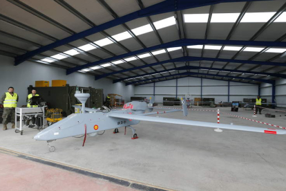 Uno de los drones con los que opera la unidad de inteligencia con drones del Ejército Español, el Grosa, con sede en León. RAMIRO