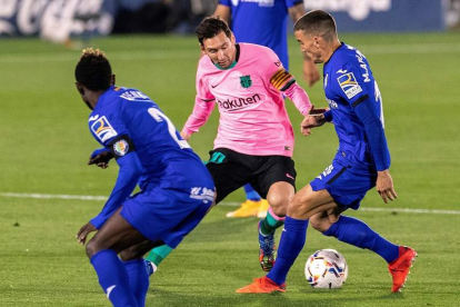 Messi intenta superar a un rival en el partido de Getafe. JIMÉNEZ